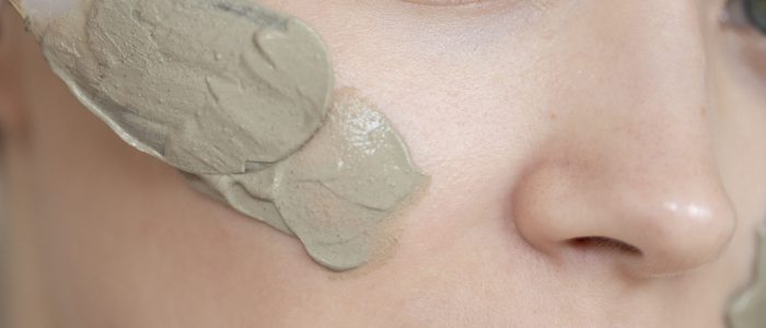 portret-pieknej-kobiety-z-gliniana-maska-pieknosci-na-twarzy (1)